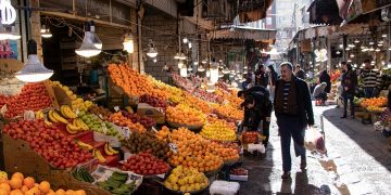 استقبال مردم برای خرید میوه‌های دست‌دوم در بازار/ دور‌‌‌ریزهایی که لاکچری شدند