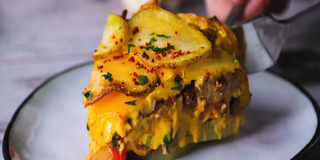 طرز تهیه پای سیب زمینی پولکی با طعمی فوق العاده