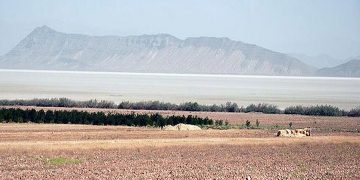 برداشت آب کشاورزی از تالاب بختگان پیگیری قضایی به همراه دارد