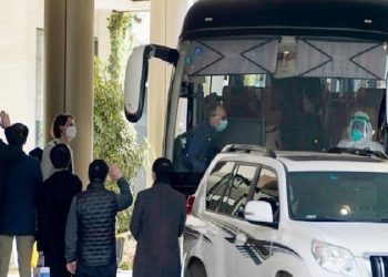 بازدید کارشناسان سازمان جهانی بهداشت از بازار غذاهای دریایی ووهانِ چین