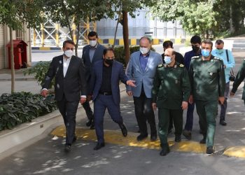 فرمانده سپاه البرز در بازدید از گروه صنعتی-پژوهشی زر: برخی قوانین دستوپاگیر متناسب با شرایط جنگ اقتصادی نیست