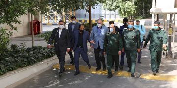 فرمانده سپاه البرز در بازدید از گروه صنعتی-پژوهشی زر: برخی قوانین دست‌وپاگیر متناسب با شرایط جنگ اقتصادی نیست