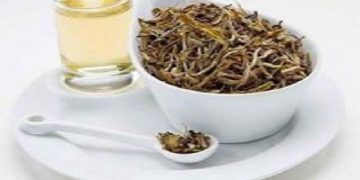 چای سفید دارای مزایای متنوعی شامل بهبود سلامت دهان و دندان، خواص آنتی اکسیدانی و محافظت قلب است.