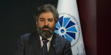 صنعت غذا میان دو لبه قیچی