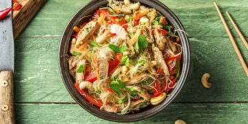 سالاد مرغ و نودل