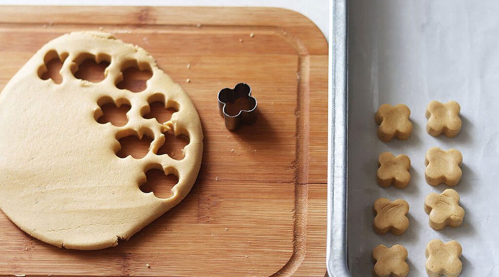 ساده ترین روش درست کردن شیرینی نخودچی | ۵ نکته مهم برای پخت شیرینی نخودچی مخصوص عید