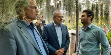 بازدید معاون پارلمانی رئیس جمهور از گلخانه‌های پاکدشت