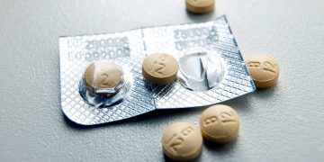 علائم کمبود ویتامین B12 | چگونه کمبود ویتامین B12 را جبران کنیم ؟