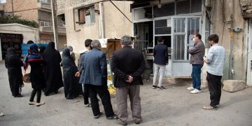 علت صف‌های طولانی نانوایی‌ها در شیراز چیست؟