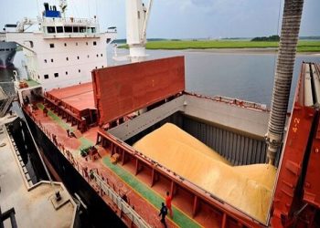 معطلی کشتی‌ حامل گندم در لنگرگاه بندرامام