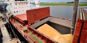 معطلی کشتی‌ حامل گندم در لنگرگاه بندرامام