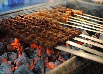 یک متخصص تغذیه عنوان کرد؛ چگونه سرطان را همراه غذا می خوریم/ دود کباب هم سرطان‌زاست