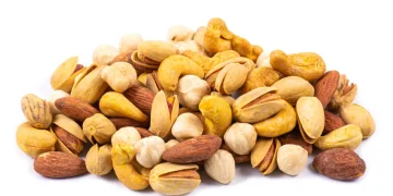 بازار خشکبار در آستانه یلدا / افزایش ۵۰ درصدی قیمت آجیل در قم