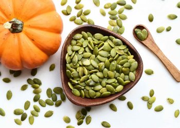کالری یک مشت تخمه کدو چقدر است؟