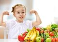 کودکی در محاصره صفحه‌های روشن و خوراکی‌های رنگارنگ