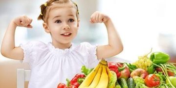 کودکی در محاصره صفحه‌های روشن و خوراکی‌های رنگارنگ