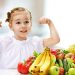 کودکی در محاصره صفحه‌های روشن و خوراکی‌های رنگارنگ